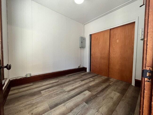 Building Photo - Light Filled Top Floor 1 Bedroom in Unbeatable Hip Strip Location!