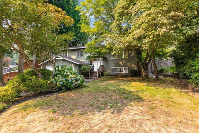 Foto del edificio - Finn Hill Home with Large Entertaining Patio & Backyard