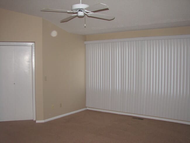 Building Photo - 302 Michelle Ct