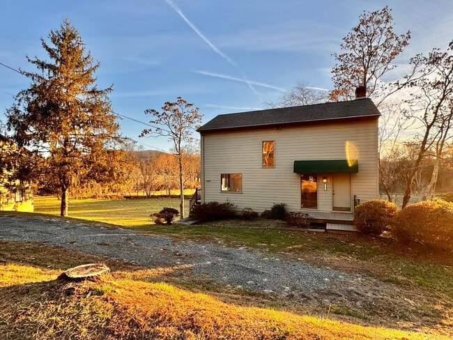 Foto del edificio - 2442 Red Hill Rd
