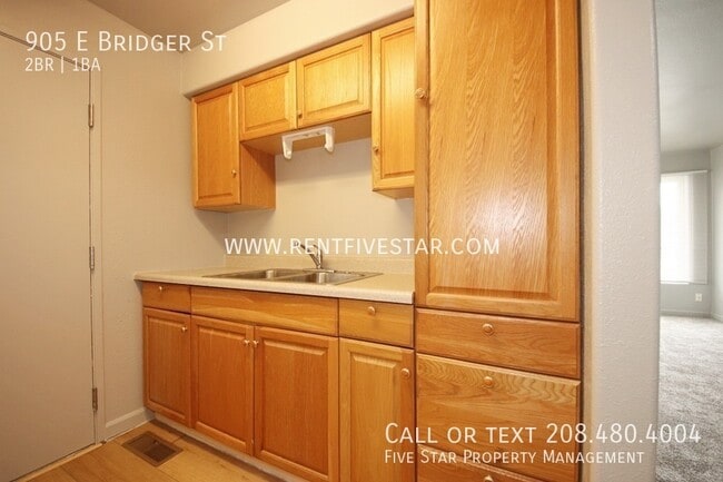 Building Photo - 905 E Bridger St