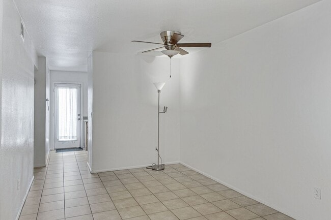 Building Photo - 2/2