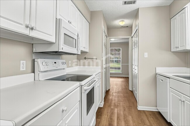 Foto del edificio - 8 Sandy Pond Ct