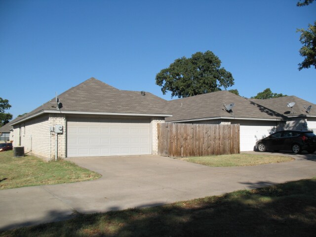 Building Photo - 114 Henson Ct