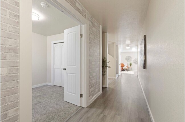 Building Photo - 5 Bed 2.5 bath TWO WEEKS FREE RENT