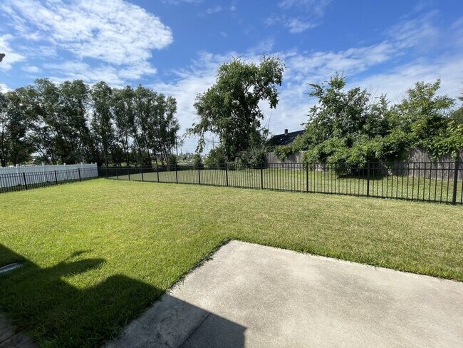 Building Photo - 3 Bed 2 Bath Ranch with 2 car garage in aw...