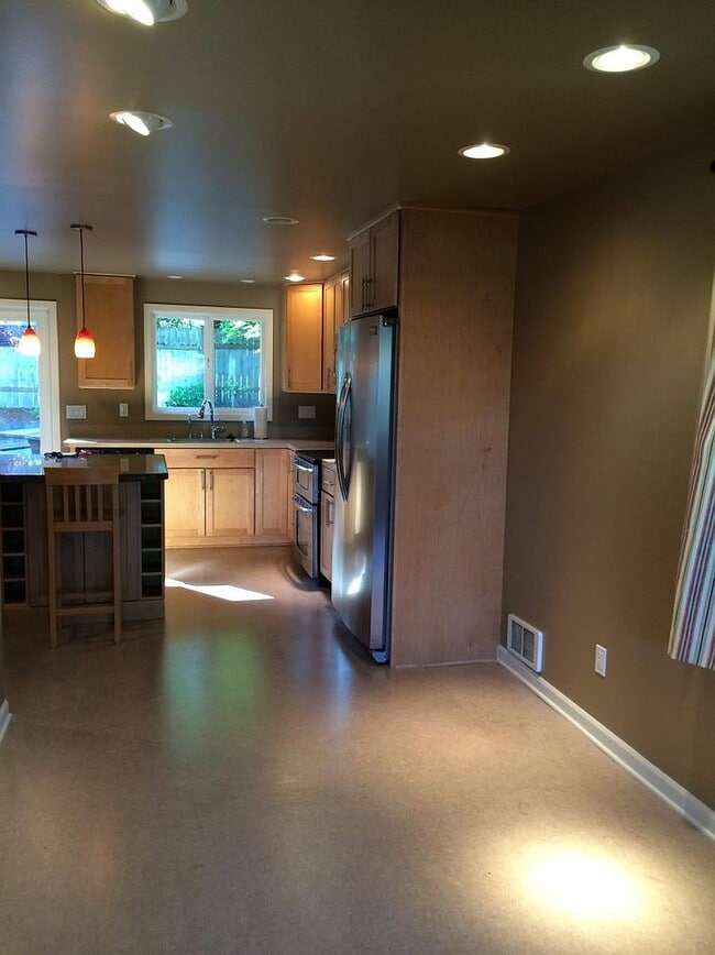 Building Photo - 2008 6th St W