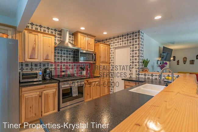 Building Photo - 4 br, 2 bath House - 2711 Danube Dr