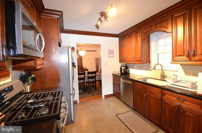 Building Photo - 6901 Stoneybrooke Ln