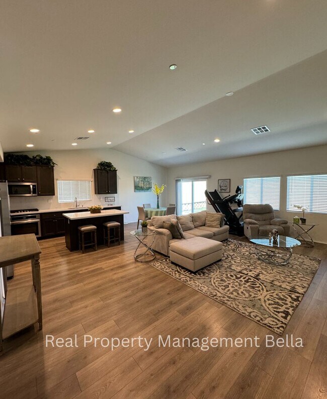 Building Photo - Modern Luxury Awaits: 5 Bed, 3 Bath Winche...
