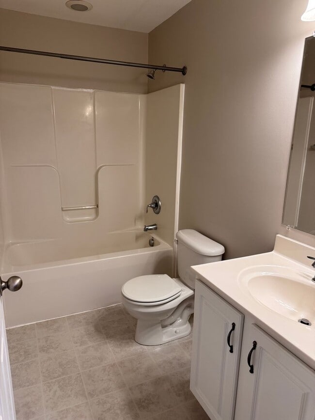 Building Photo - 3 Bedroom || 2 Bathroom Main Level Apartme...