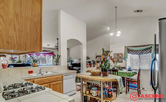 Foto del edificio - Beautiful 3BD/2BA Home in SW Bakersfield — Fireplace, Landscaping Included & Lovely Backyard!