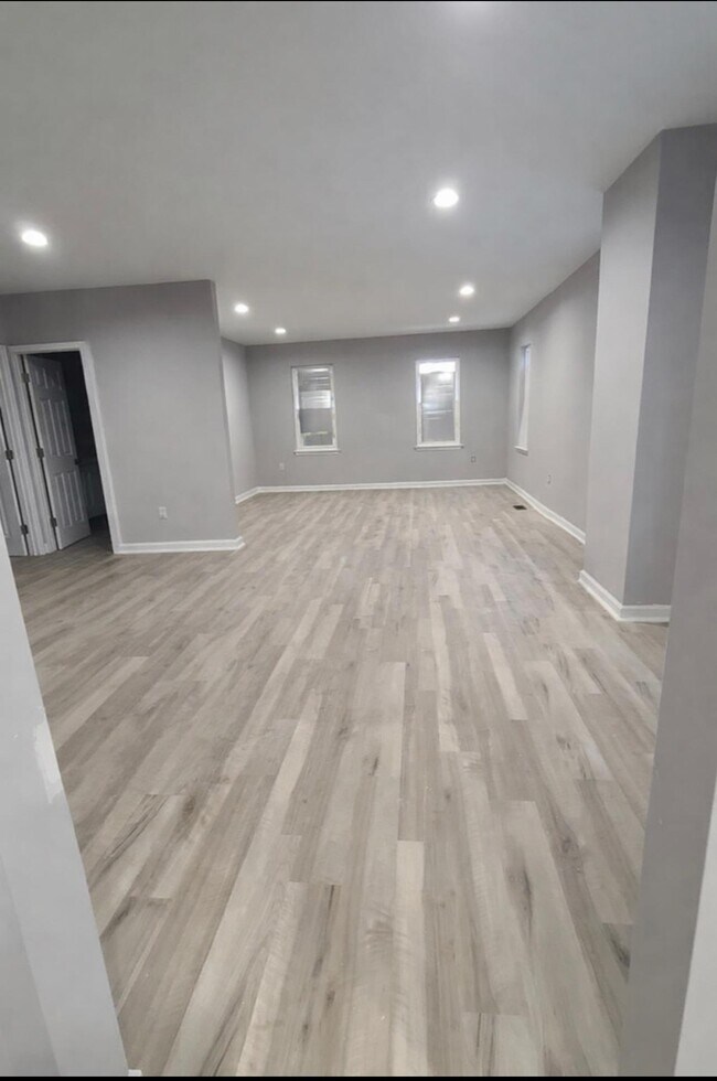 Building Photo - 308 King St