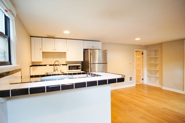 Foto del edificio - Adorable & Cozy NW 1 Bdr w/Fireplace + Hardwoods!