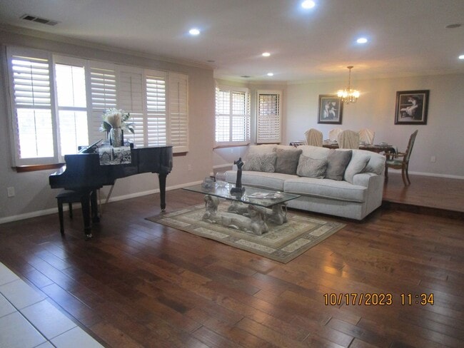 Building Photo - Beautiful 5 Bedroom, 3 Bathroom House with...