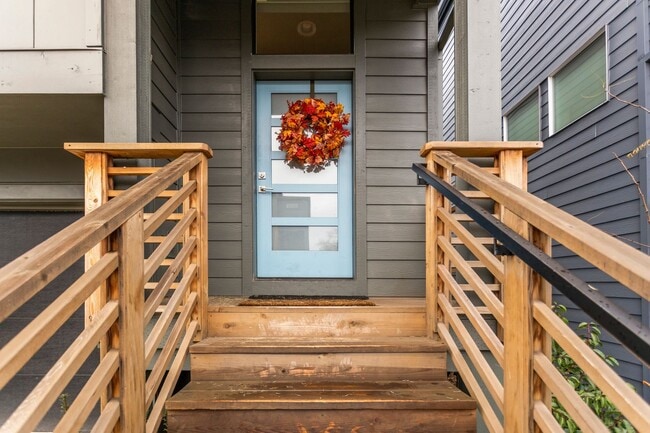 Building Photo - Available 4BR/4BATH Modern Home near Ash C...