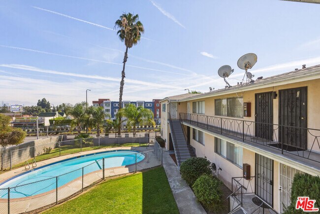 Foto del edificio - 5117 Crenshaw Blvd