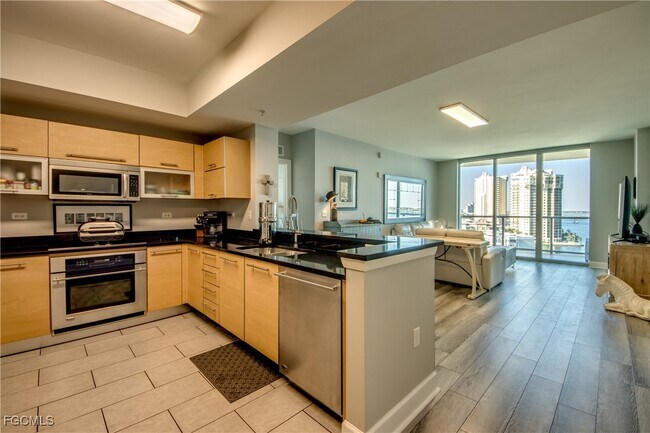 Foto del edificio - 3000 Oasis Grand Blvd