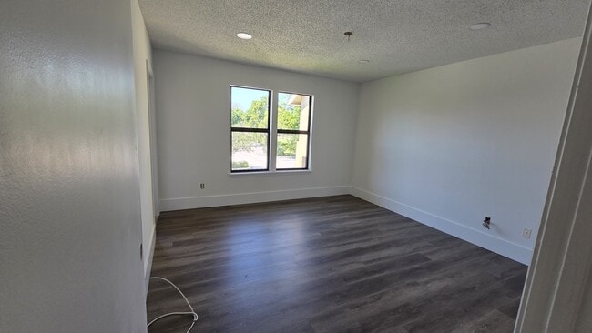 Building Photo - 4002 Crockers Lake Blvd