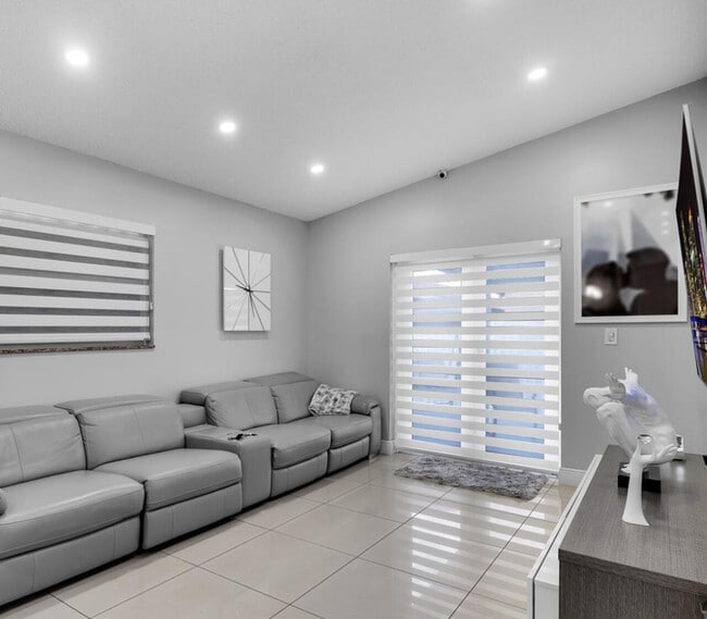 Building Photo - 2485 w 71 Hialeah