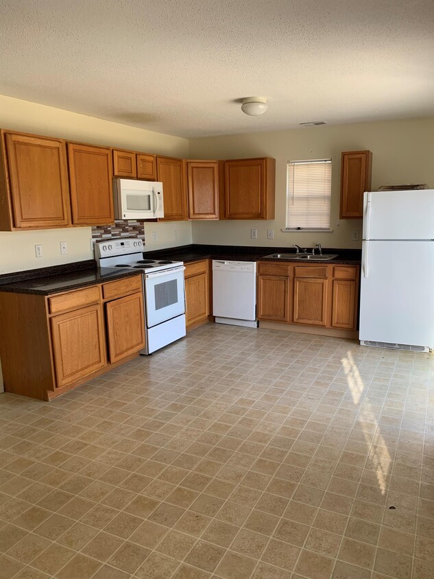 Building Photo - 466 Fox Trot Dr
