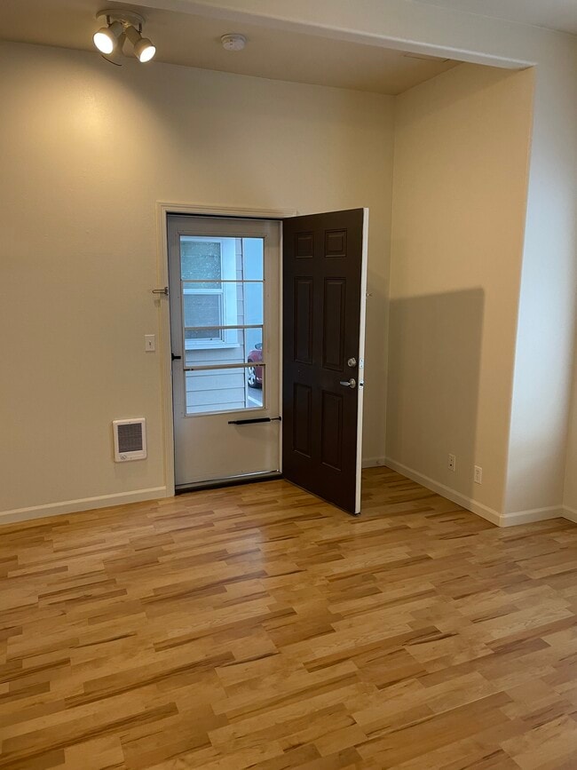 Building Photo - 260 W 6th Ave