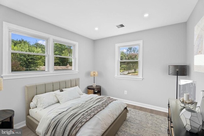 Building Photo - 5822 Brookview Dr