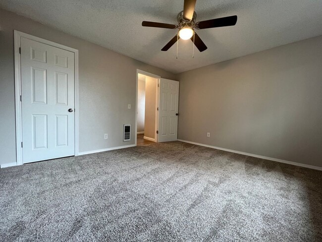 Foto del edificio - 3BD GRESHAM TOWNHOME ON CUL DE SAC, NEW RE...