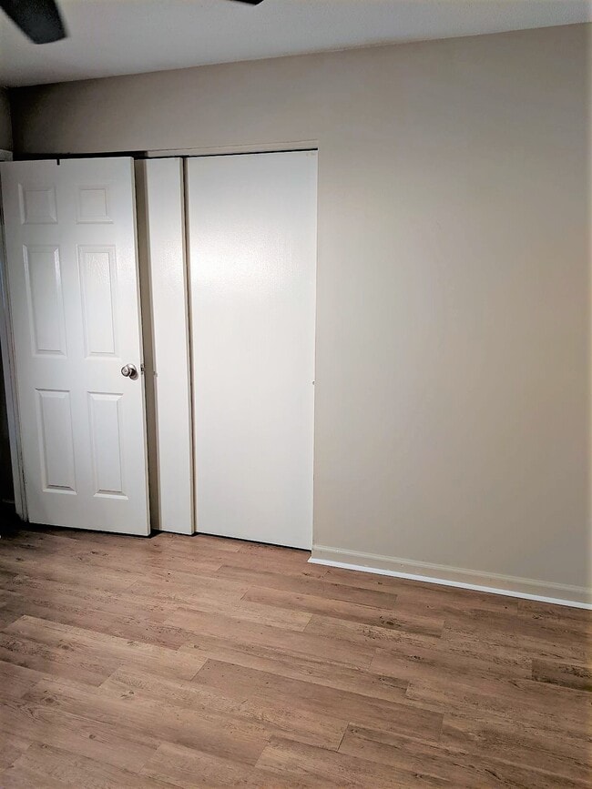 Building Photo - 127 Sanders Ct