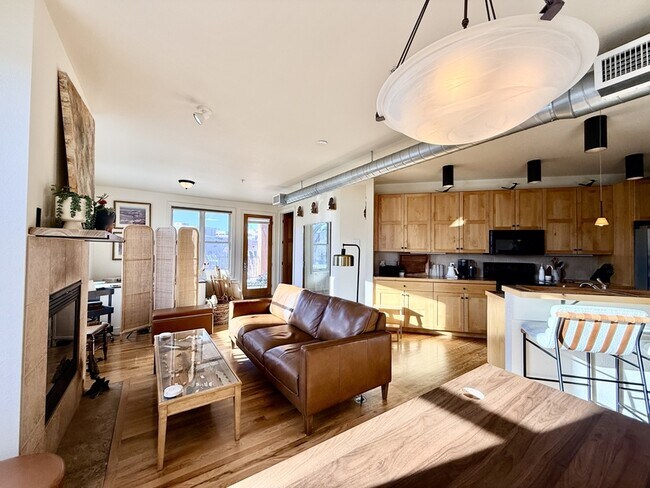 Building Photo - 261 Pine St