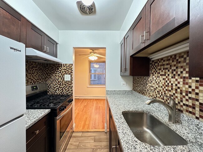 Foto del edificio - 3710 N Pine Grove Ave