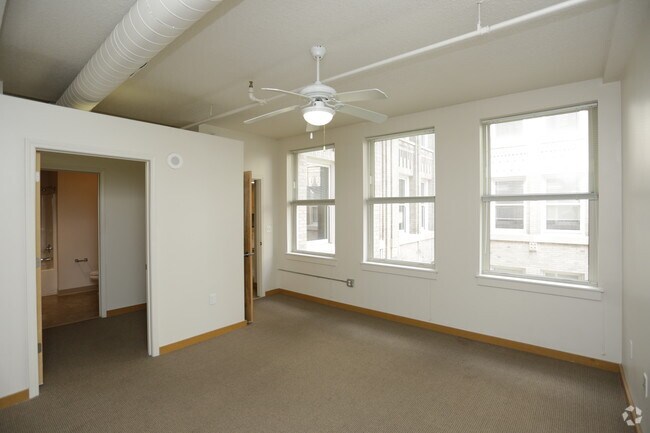 2HAB, 2BA - R_962 FT² - Grand Boulevard Lofts