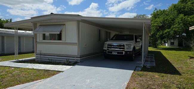 Foto del edificio - 55+ community, 2 bed 2 baths with carport