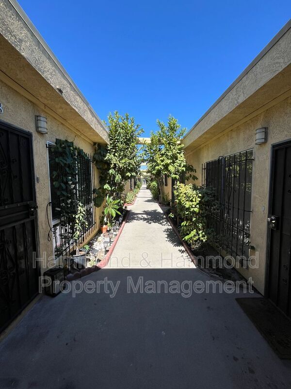 Foto del edificio - 7924 Laurel Canyon Blvd