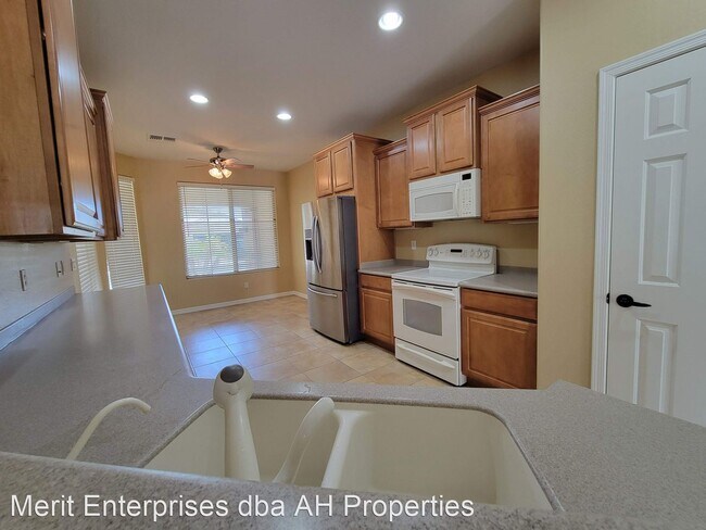 Building Photo - 2 br, 2 bath House - 567 W TWIN PEAKS PKWY