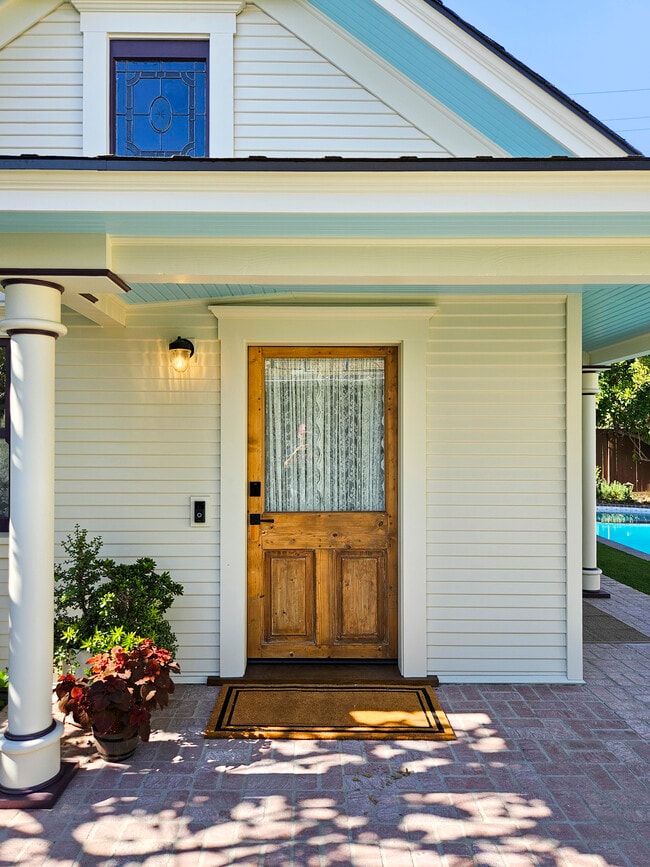 Building Photo - 139 N Ivy Ave