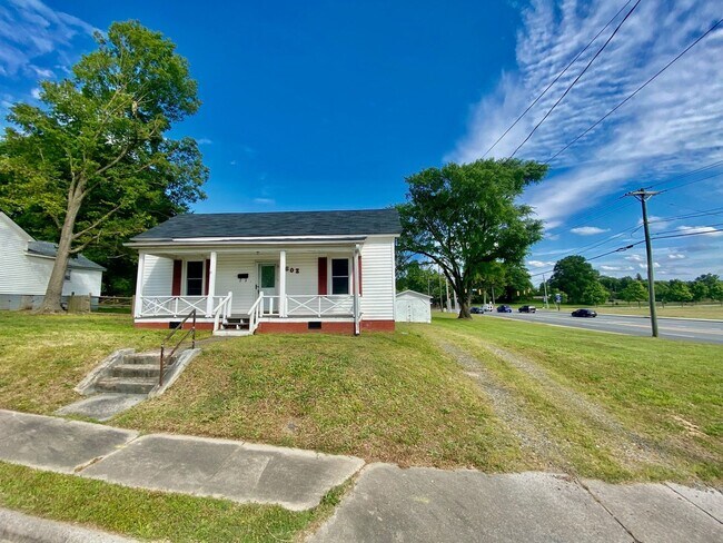 Foto del edificio - Spacious 2 Bedroom 1 Bathroom House, Just Blocks from Downtown Kannapolis and New Baseball Stadium