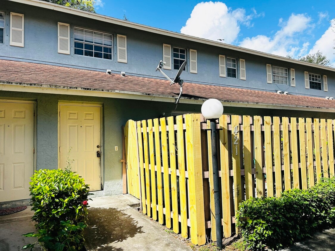 Primary Photo - 421 Cypress Way W