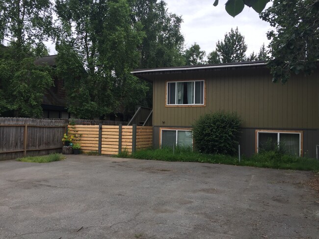 Shared parking- tandem style - 2536 Forest Park Dr