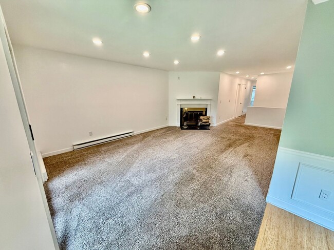 Building Photo - Charming 3 BR / 2 BA Top-Floor Condo | Bla...