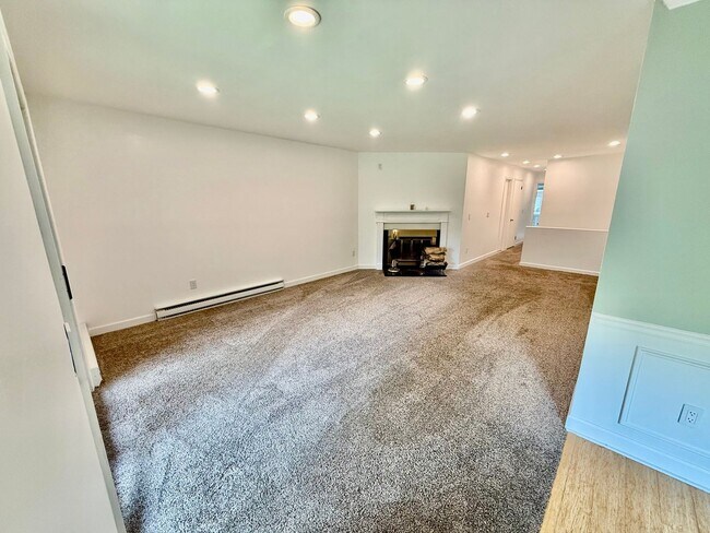 Foto del edificio - Charming 3 BR / 2 BA Top-Floor Condo | Bla...