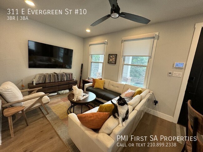 Building Photo - This downtown house with 3 bedrooms and 3 ...