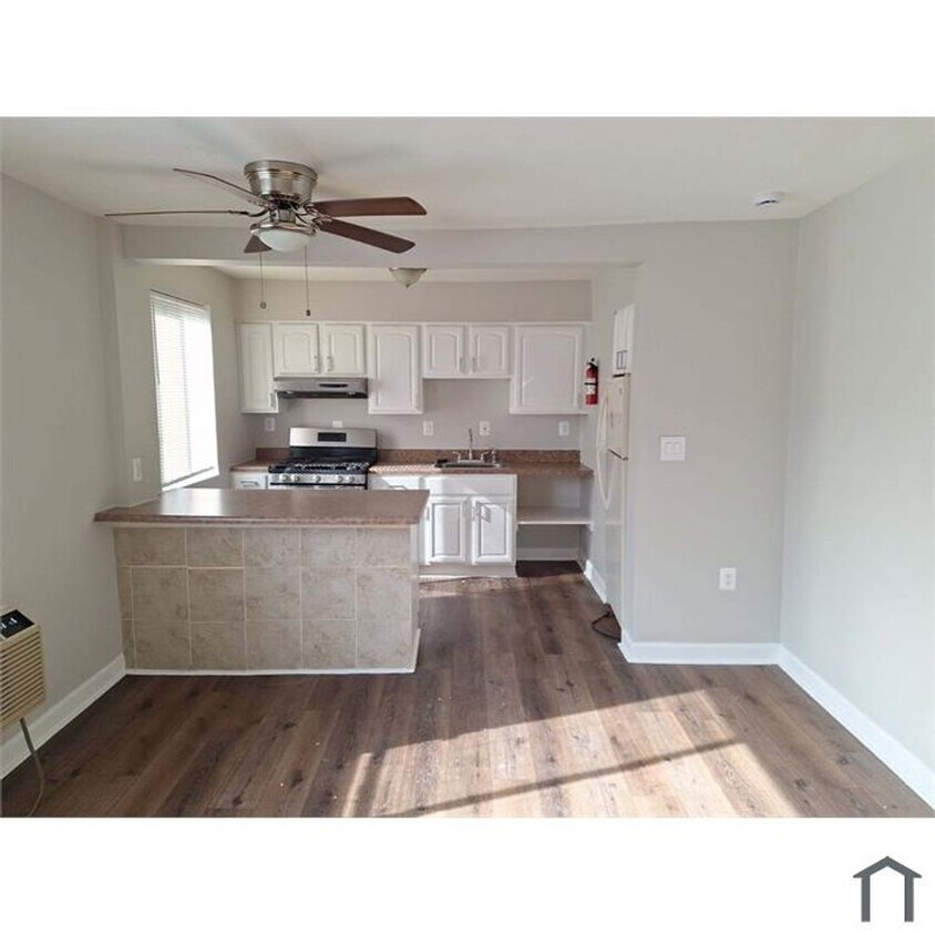 Foto principal - Top-Floor 2-Bedroom Condo in Southwest DC ...