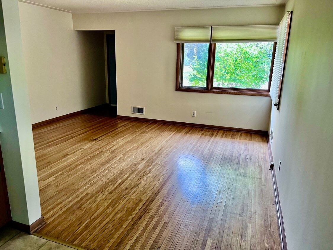 Living room - 4206 Valley View Rd