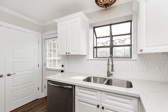 Foto del edificio - 2 Bedroom Townhouse Located off Bluebonnet...