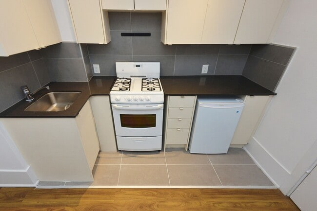 Building Photo - 160 Huron St