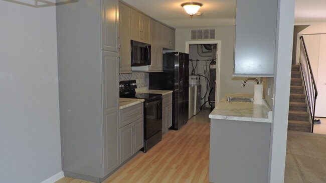 Building Photo - 5942 Greenview Rd