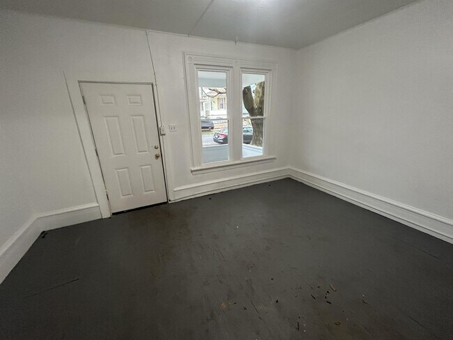 Building Photo - 651 Coleman Ave