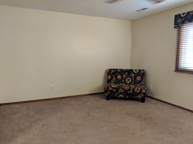 Foto del edificio - 3-Bedroom Tri-Level Home in Hillcrest