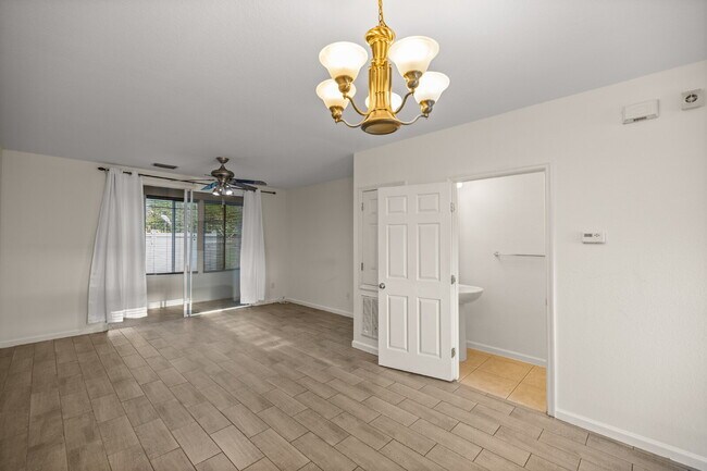 Foto del edificio - 2BR Townhome in Wynchase | Dual Suites + Screened Lanai